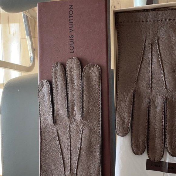 New LV mens perforated gloves. - Picture 3 of 3